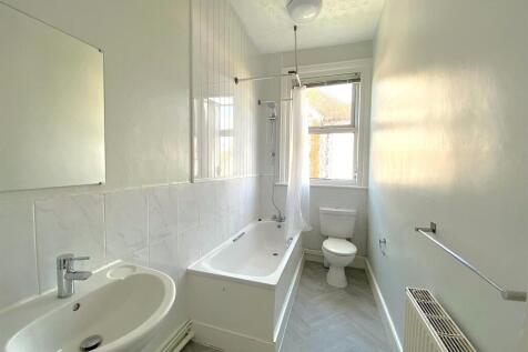 122 Dorset Rd - Bathroom.jpg