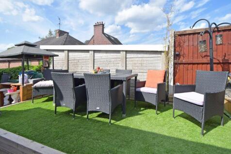 SIDE GARDEN PATIO AREA