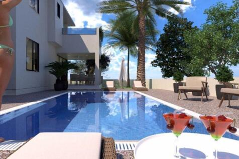 Sundeck & Pool Area