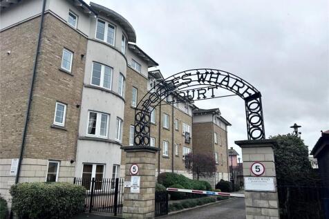 WELL PRESENTED TWO BEDROOM APARTMENT WITH OFF STREET PARKING IN THIS POPULAR DEVELOPMENT CLOSE TO THE FLOATING HARBOUR. The apartment comprises good size living room, kitchen with white goods, master