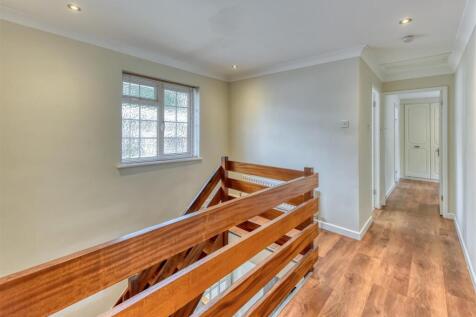 1 Saxon Court-landing.jpg