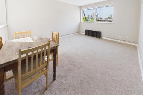 Bright and Spacious well presented 2 double bedroom apartment in smart purpose built block located directly opposite the wide open spaces of Battersea Park and just 2 minutes walk from Albert Bridge w