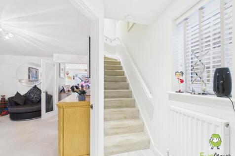 EweMove Estate Agents Basingstoke - Mansard Cresce