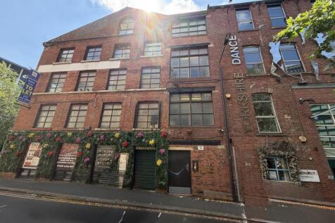 Large Double Room Available – £550 PCM – Walking Distance to Leeds City Centre £550 PCM | All Bills Included (excluding Council Tax) A spacious and well-presented double room is available within a cha
