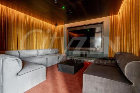 RESIDENTS&#39; PICTURE HOUSE