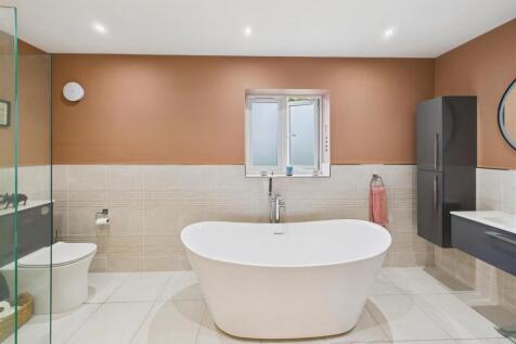 En-suite Bath/Shower Room