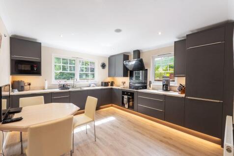 4 bed, 3 bath Detached in Leeds - Photo 4