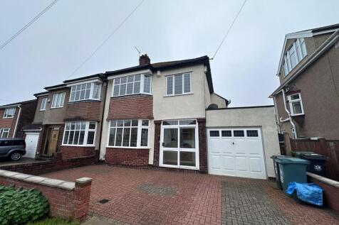 AVAILABLE SEPTEMBER - Elmlea School Catchment Area - Close to Durdham Downs, Westbury Village, Stoke Lane Shops & Reedley Rd Nursery School. The Well-presented 1930´s 3-bedroom double bay fronted semi