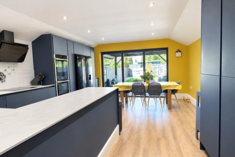 KITCHEN/DINER/FAMILY ROOM:
