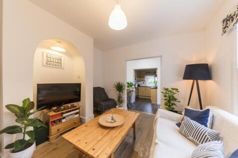 Stunning two bedroom property with a beautiful private garden. Comprising of a large reception room with separate eat-in kitchen/diner, a main bedroom with ensuite shower, a large second double bedroo