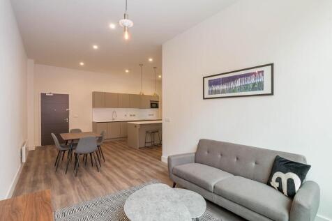 Boasting contemporary design and a prime city-centre location, this impressive two-bedroom, three-bathroom apartment at The Lightwell offers a spacious and inviting living experience. Flooded with nat