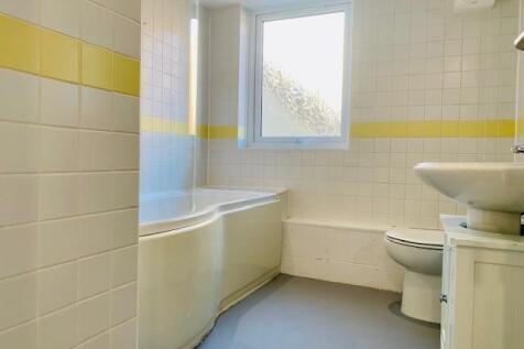 10c St Margarets Bathroom 1 2024.jpg