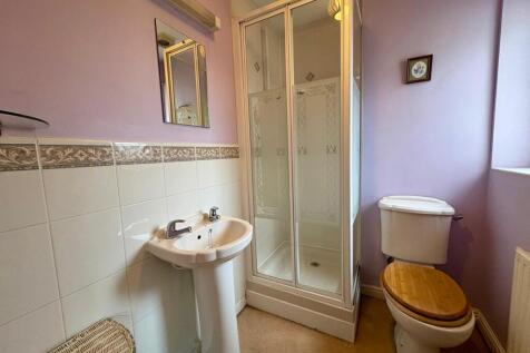 8 Shawbury En-Suite.jpg