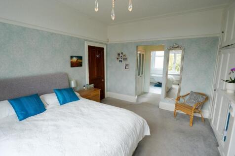 Master Bedroom Dual Aspect