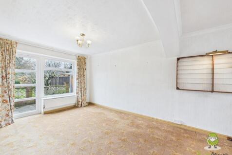 Living room and dining area onto patio - Ewemove W