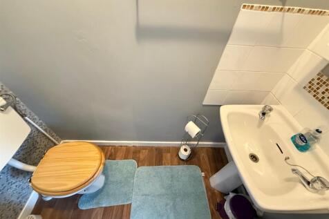 Bed 4 En-Suite Cloakroom