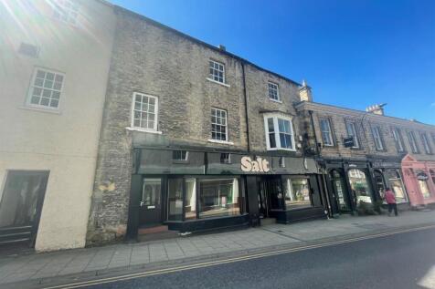 Retail Property (high street) to rent in richmond