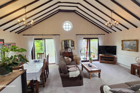 DINING/LOUNGE AREA
