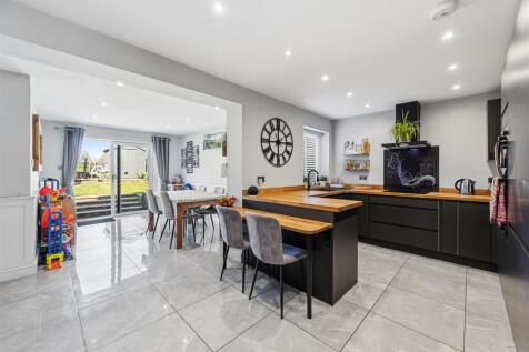 Kitchen-Diner to garden.jpg