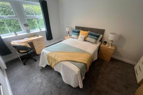 Spencer Properties are delighted to present this newly renovated two-bedroom apartment, ideally situated in the sought-after area of Kirkstall. Perfect for both professionals and students, this spacio