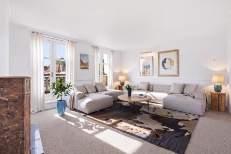 A newly decorated and very well presented, 1736 Sq Ft / 162 Sq M, four bedroom townhouse that features two reception rooms, three bathrooms, southwest facing garden and integral garage, set within a d
