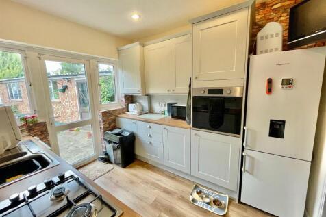 25 Elmroyd Ave Kitchen 2.jpg