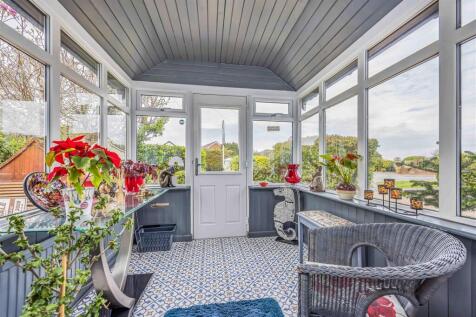 250 Havant Road, Hayling Island-Small-PorticoMarke