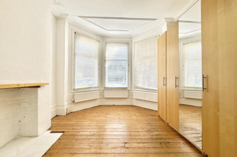 *Please note: The landlord will only consider short-term tenancies of 3–6 months, so please enquire only if this tenancy length suits your requirements.*A well-presented two double bedroom ground floo