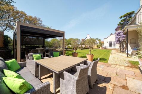 Outdoor Kitchen