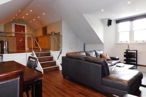 Beautifully presented and spacious penthouse apartment in excellent central Edinburgh locale. Close to all amenities, City Centre and transport links. 2x double bedrooms, 2x bathrooms, kitchen, living