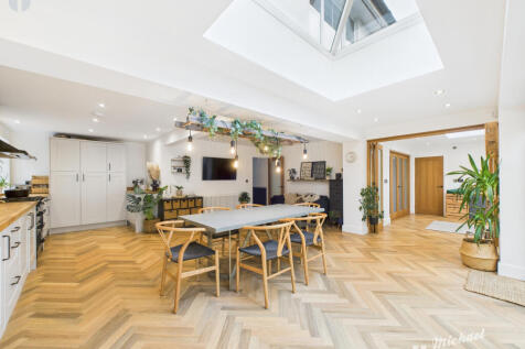 CAM03218G0-PR0606-STILL017