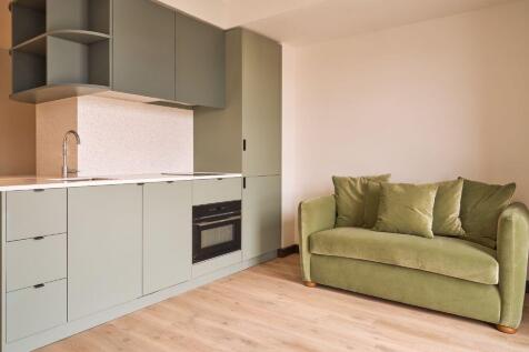 Flat in SE16 6BL