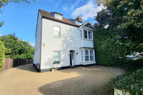 Modern Studio Apartment on the popular Ridgeway in Enfield Town, a short walk from Enfield and Gordon Hill Station, suitable for a single or professional couple. Please call for more details. Rent exc