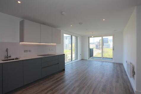 Middlewood Locks is an award-winning canalside neighbourhood and we are pleased to introduce the new phase, now available to rent with immediate move-ins. This 2-bedroom, 2-bathroom corner apartment h