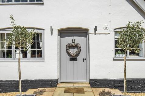 White Cottage Hou...