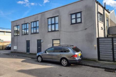 A modern first floor apartment with its own private entrance situated just a 5/10 minute walk to Temple Meads Railway Station. The accommodation comprises; entrance hall, bedroom, living room / modern