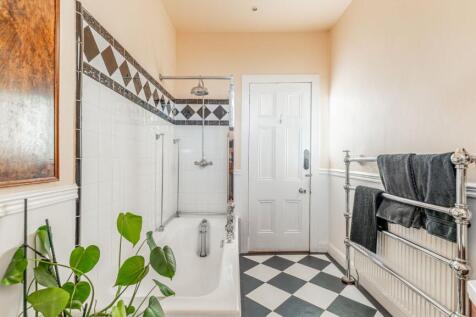 5 bed, 3 bath Detached in Glasgow - Photo 43