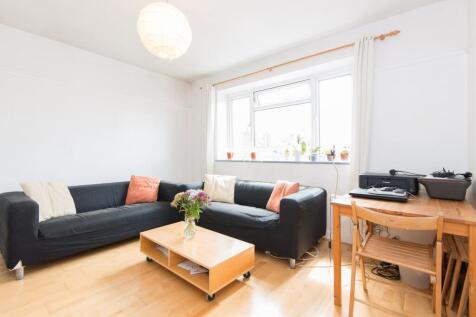 FAMILIES ONLY. A well presented three bedroom flat on Upper Tooting Road. The property comprises of a reception room, three double bedrooms, fully fitted kitchen and bathroom and is close to the ameni