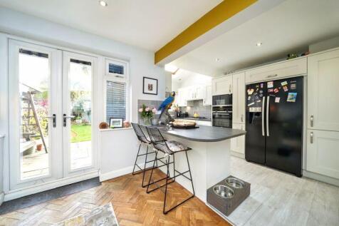 SITTING ROOM / KITCHEN