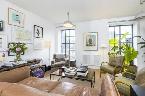 Exceptional three bedroom apartment effortlessly mixing period elegance with up-to-the minute modern style set in this discreet development in prime Barnsbury.