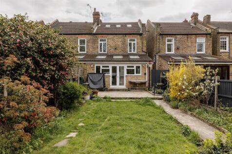 Woodlands. Avenue, E11