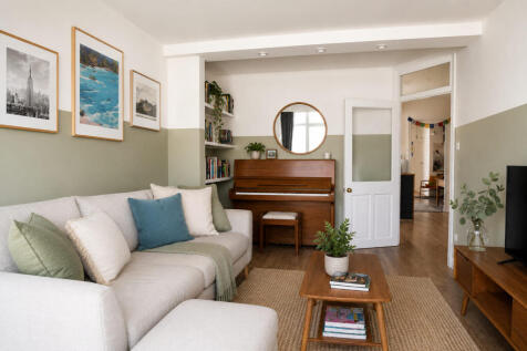 Two double bedroom apartment, which benefits from a private balcony, two bathrooms and only a few minutes from the City Centre.