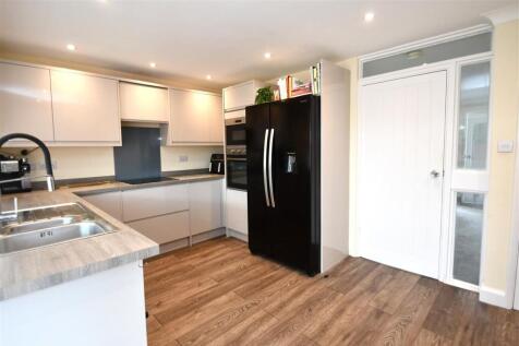 FITTED KITCHEN
