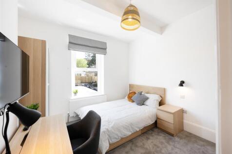 Stunning En-suite Room in Fully Refurbished Shared House – Prime Downend Location Experience Exceptional Living! A rare opportunity has arisen to rent a spacious en suite room in a recently fully refu