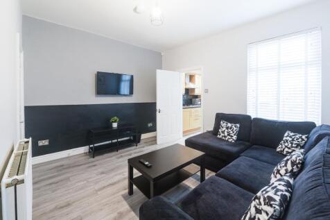 ** Zero Deposit Guarantee Available **
Available for an August move in is this stunning, three bedroom fully furnished home with loft conversion. The property is within close proximity to schools, sto