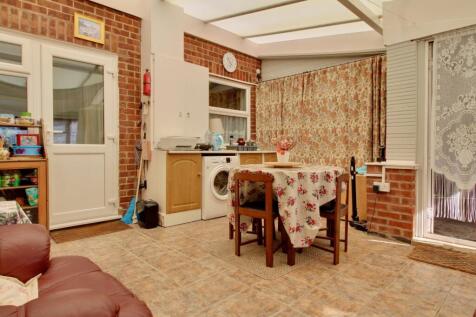 Conservatory reverse view Gus Critchlow EweMove Hi