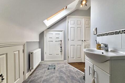 ENSUITE SHOWER ROOM