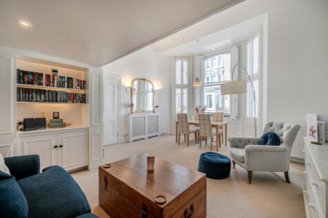 Situated on one of Kensington and Chelsea's most desirable garden squares, this well-presented apartment offers bright, comfortable living in an exceptional location.