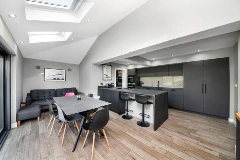 OPEN-PLAN DINING KITCHEN AND FAMILY ROOM