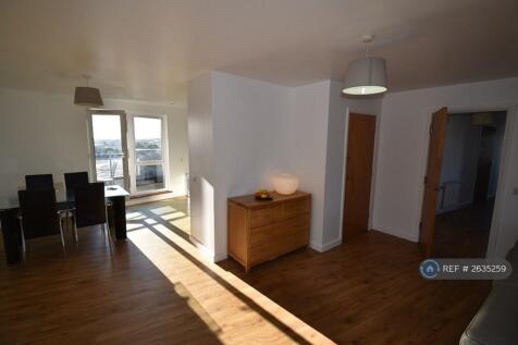 Living Room/Dining Area